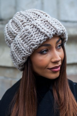 Beżowa ręcznie robiona czapka wełniana