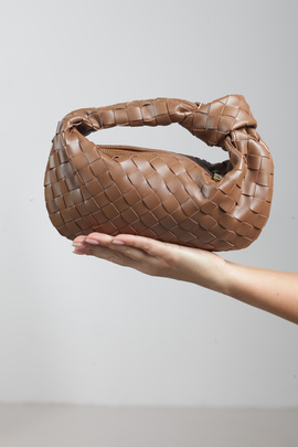 Brązowa pleciona torebka z naturalnej skóry
