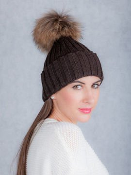 Czapka wełniana z mankietem z pomponem z futra jenota w kolorze brązowym