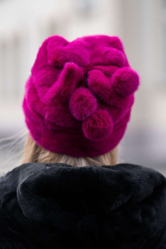 Fuksjowa czapka z naturalnego futra norek z ozdobnymi pomponikami