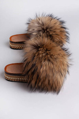 Klapki damskie z naturalnym futrem jenota w jego naturalnych barwach - edycja limitowana