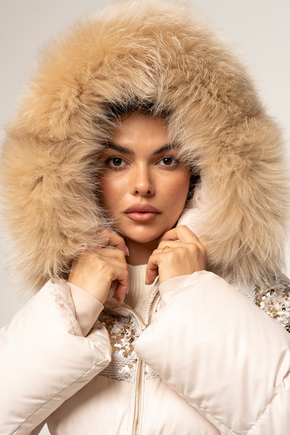 Kremowa kurtka puchowa z futrzanym obszyciem z jenota