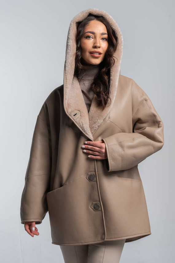 Beżowy kożuch ze skór merynosów z kapturem