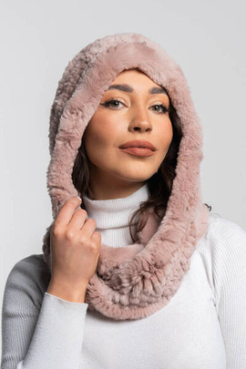 Pudrowo-różowy szalokaptur wykonany z naturalnego futra szynszylorexa