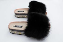 Czarne klapki damskie z naturalnym futrem z lisa