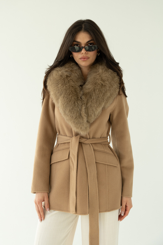 Kamelowy płaszcz z wełny z futrzanym kołnierzem