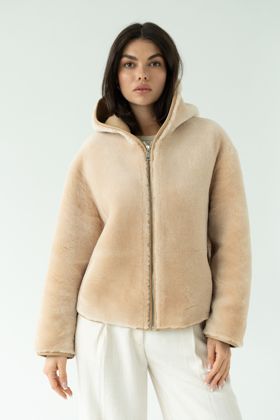 Beżowy kożuch  z kapturem ze skór jagnięcych typu merino