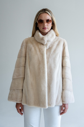 Beżowe futro naturalne z grzbietów norek palomino