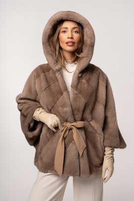 Beżowe futro w stylu poncza z kapturem z naturalnych norek pastel