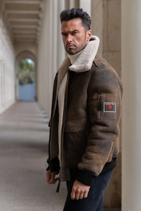 Brązowy kożuch typu pilotka 