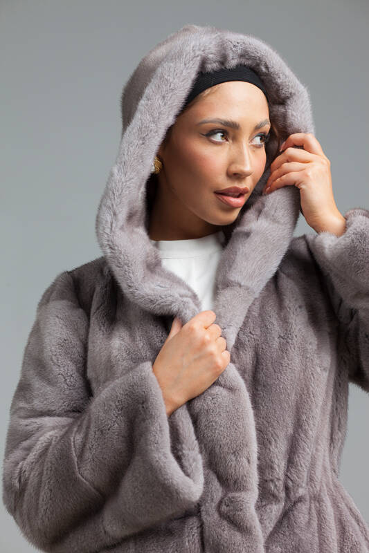 Szafirowe futro naturalne z grzbietów norek z kapturem