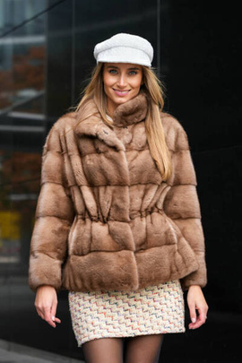 Brązowe naturalne futro z grzbietów norek w odcieniu cappuccino