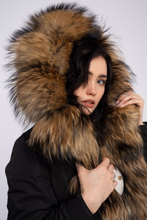 Czarna kurtka parka damska obszyta naturalnym futrem jenota