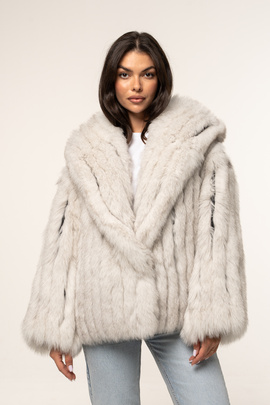 Stylowe futro z kapturem z lisów naturalnych w odcieniach złamanej bieli