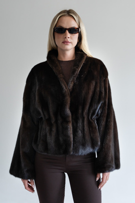 Brązowe futro naturalne z grzbietów norek maghogany