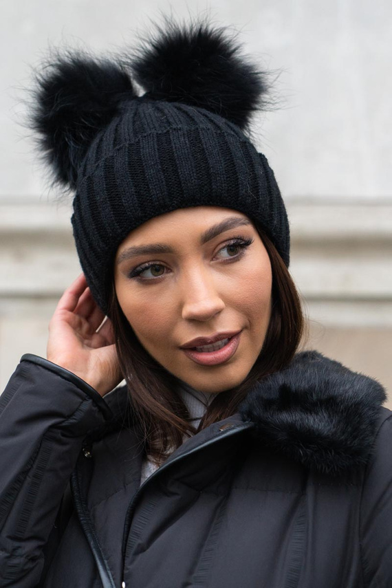 Czarny płaszcz puchowy z futrzanym kołnierzem