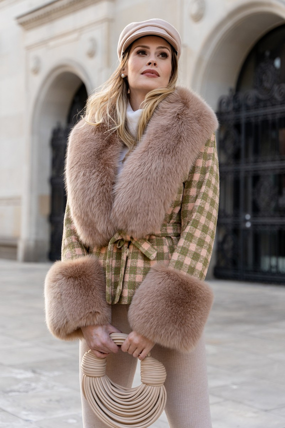 Wełniany żakiet z futrzanym obszyciem w odcieniach różu