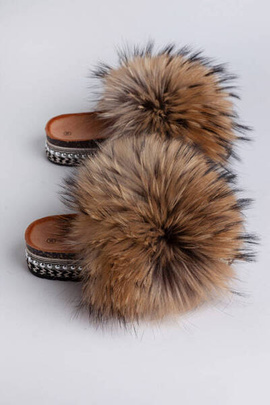 Klapki damskie z naturalnym futrem jenota w jego naturalnych barwach - edycja limitowana
