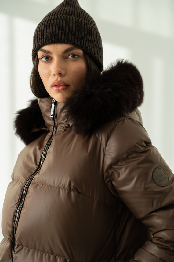 Brązowa kurtka puchowa z kapturem i futrzanym wykończeniem