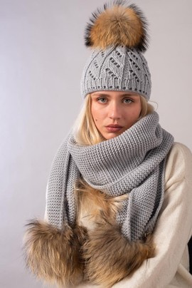 Komplet wełniany szalik oraz czapka z pomponami z futra jenota naturalnego