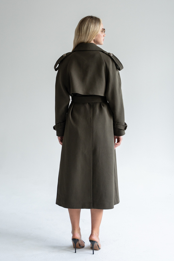 Oliwkowy płaszcz w stylu militarnym 