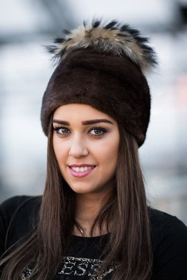 Czapka z naturalnego futra norek w kolorze czekoladowym z pomponem w rozmiarze XXL z naturalnego  futra jenota.