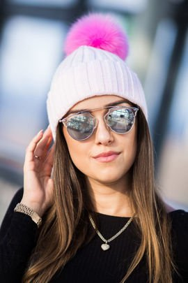 Czapka wełniana z mankietem z pomponem z futra lisa w kolorze jasnego różu