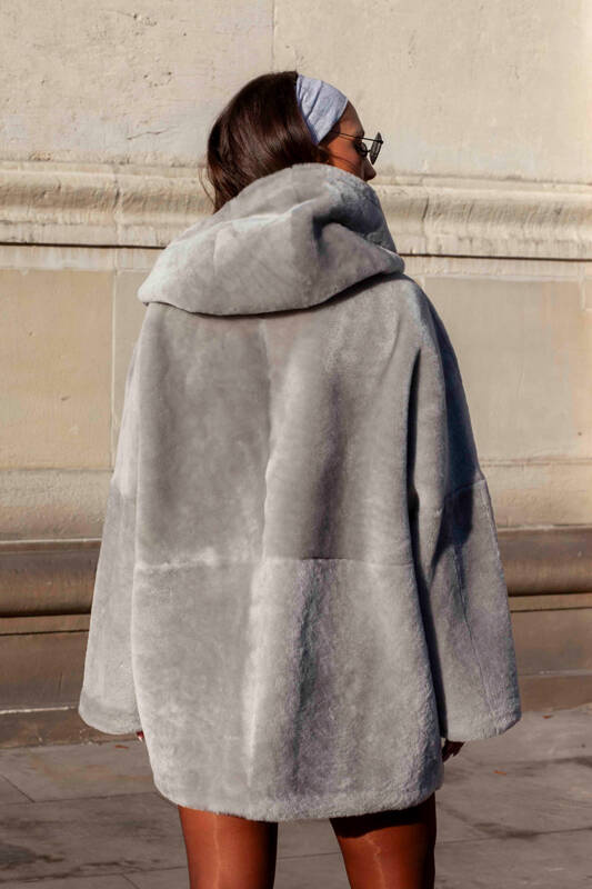 Szary dwustronny kożuch z kapturem Pola ze skór merino