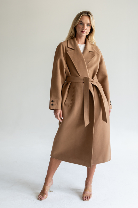 Jesienny płaszcz w kolorze beżowym