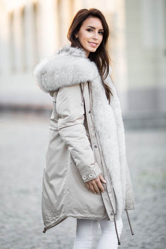 Kurtka damska typu parka obszyta naturalnym futrem lisa.