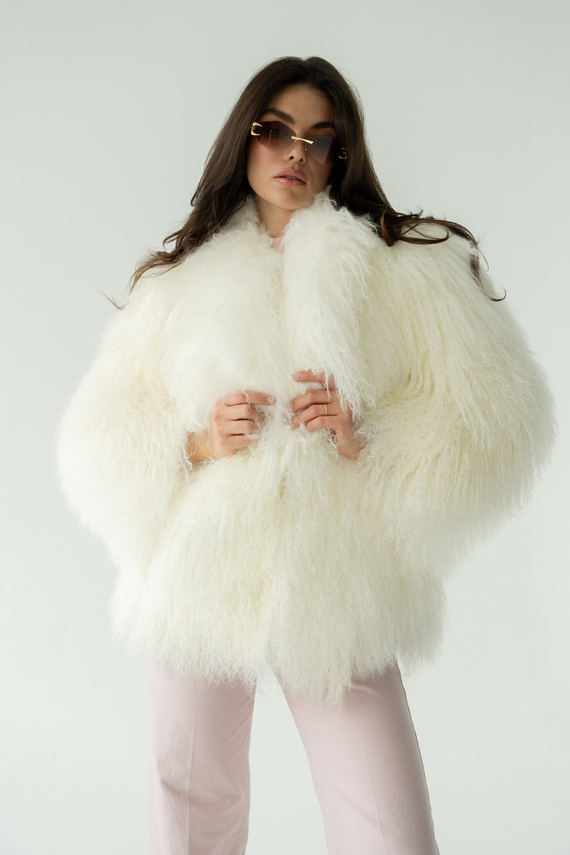 Kremowe futro z lamy z kołnierzem