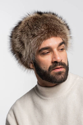 Męski toczek z futra szopa pracza