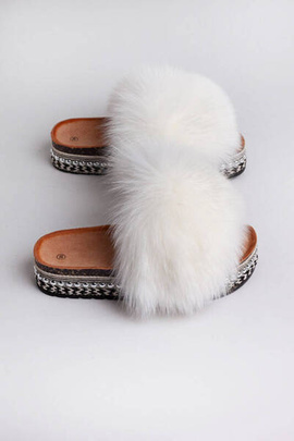 Białe klapki z naturalnym futrem lisa