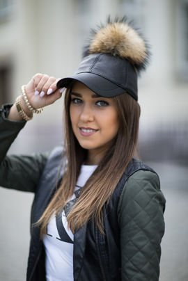 Czapka skórzana z pomponem z jenota naturalnego.