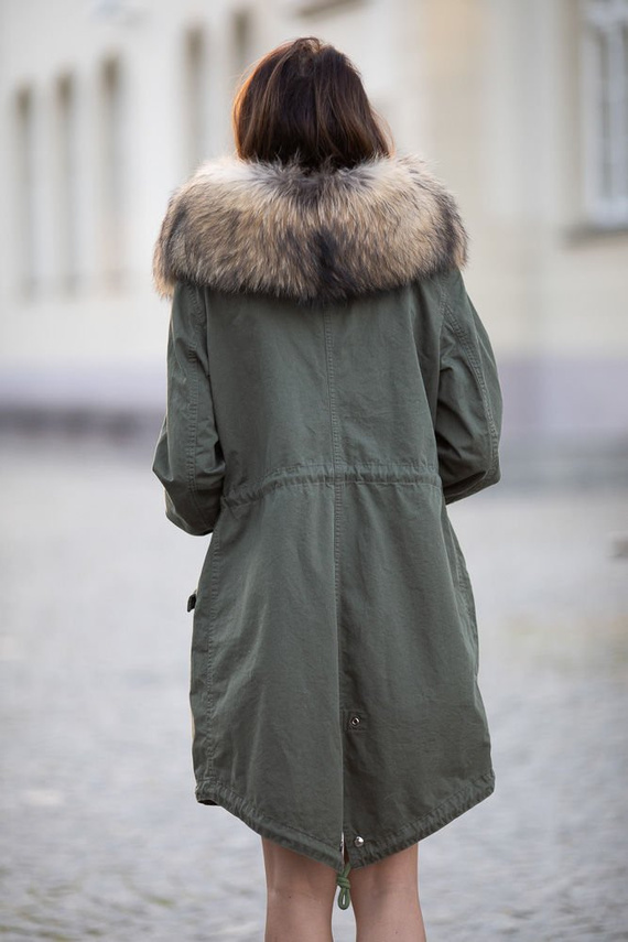 Parka damska w kolorze khaki z obszyciem z naturalnego futra z jenota.