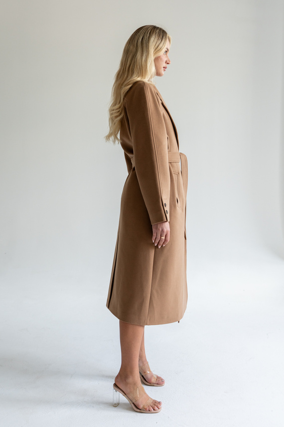 Jesienny płaszcz w kolorze beżowym