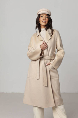 Wełniany płaszcz w kolorze beżowym