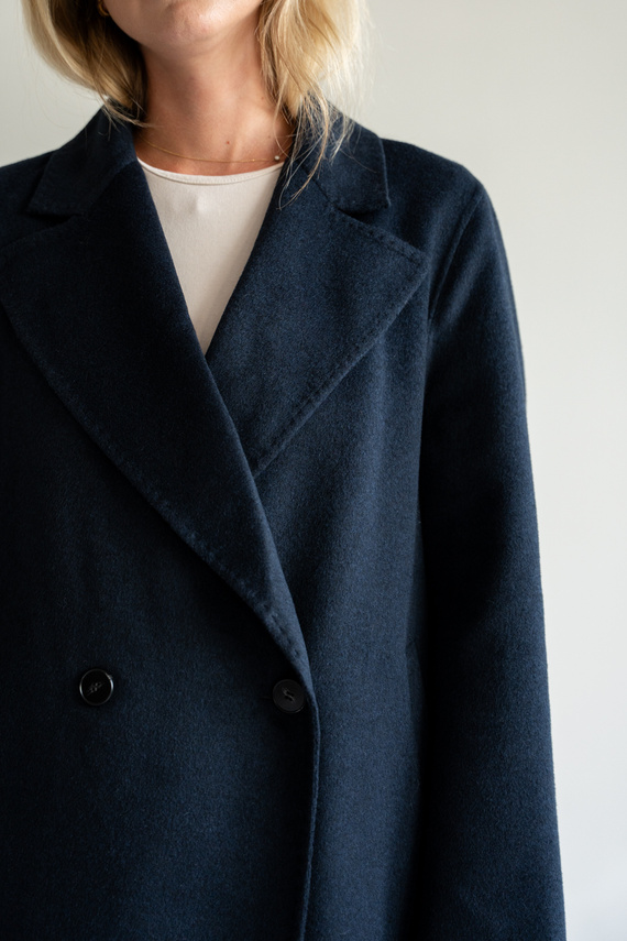 Kaszmirowy płaszcz z jedwabiem w kolorze granatu