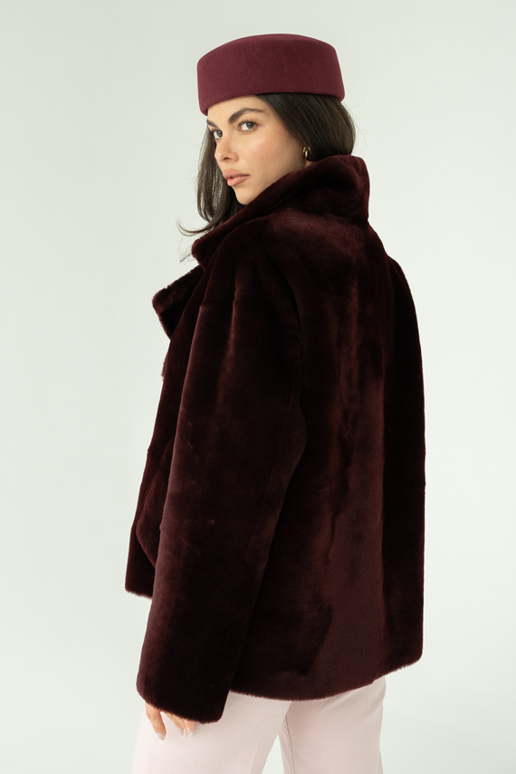 Bordowy kożuch damski ze skór jagnięcych typu merino