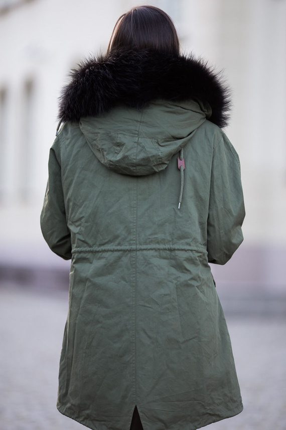 Parka damska z naturalnym futrem z lisa w kolorze czarnym.