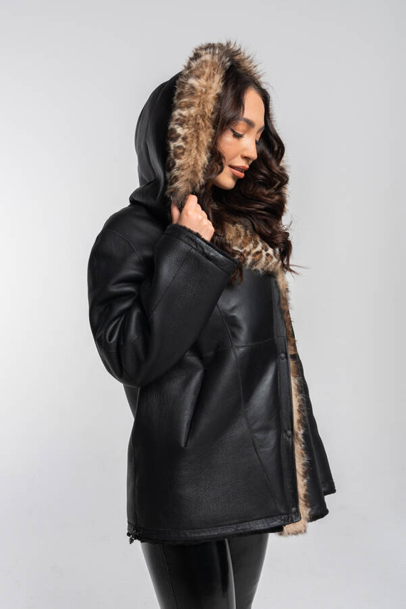 Czarny kożuch ze skór merynosów z kapturem