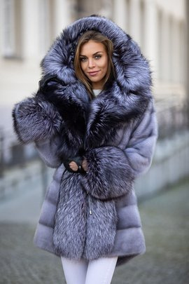Szare futro z grzbietów norek oraz lisa