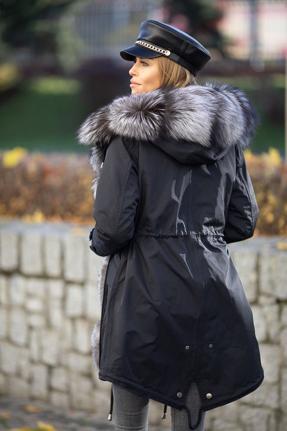 Parka damska obszyta naturalnym futrem norek oraz futrem lisów srebrnych.