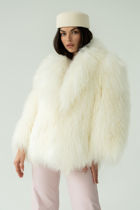 Kremowe futro z lamy z kołnierzem