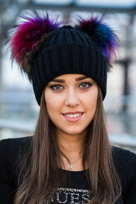 Czapka wełniana z mankietem w kolorze czarnym z dwoma pomponami w rozmiarze XXL  z naturalnego  futra jenota barwionego na kolory tęczy.