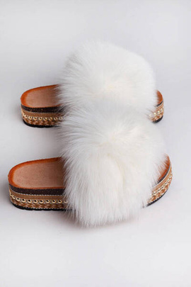 Białe klapki z naturalnym futrem lisa
