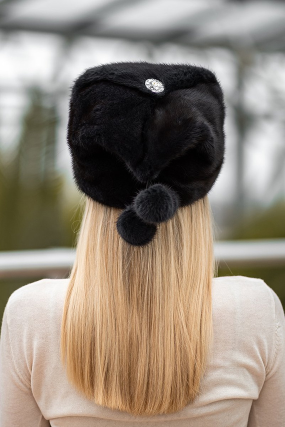 Czarna czapka z naturalnego futra norek z ozdobnymi pomponikami 