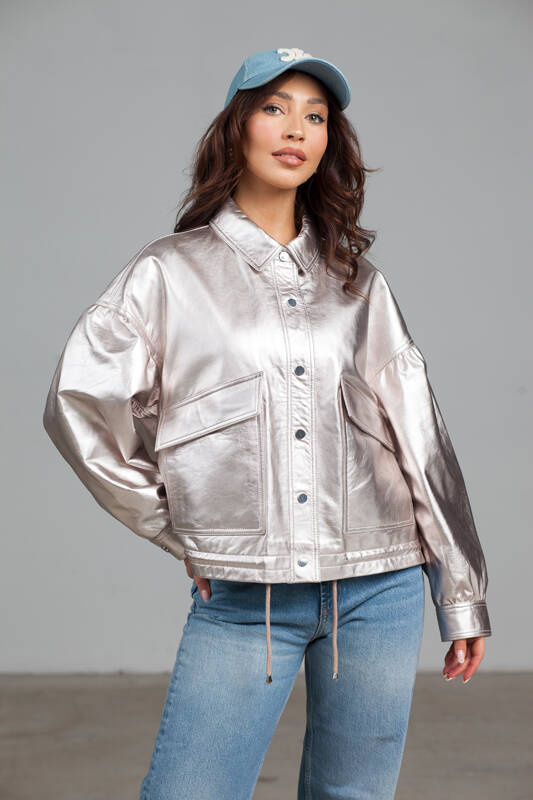 Srebrna skórzana kurtka o charakterze jansowej katany