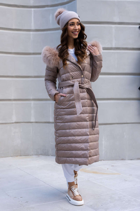 Beżowy puchowy płaszcz damski z kapturem obszyty naturalnym futrem lisa