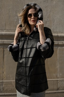 Czarna kurtka skórzana z kapturem